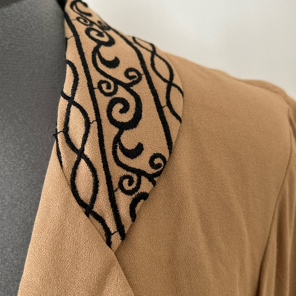 Vintage 90s Embroidered Cropped Blazer with Fabric Buttons - Picture 2 of 6